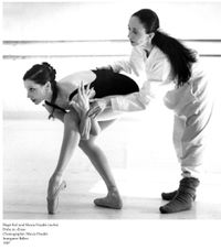 Birgit Keil (links) und Marcia Haydee (rechts) beim Proben im Ballettsaal